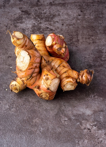 Verse Galangal geïsoleerd op donkere achtergrond