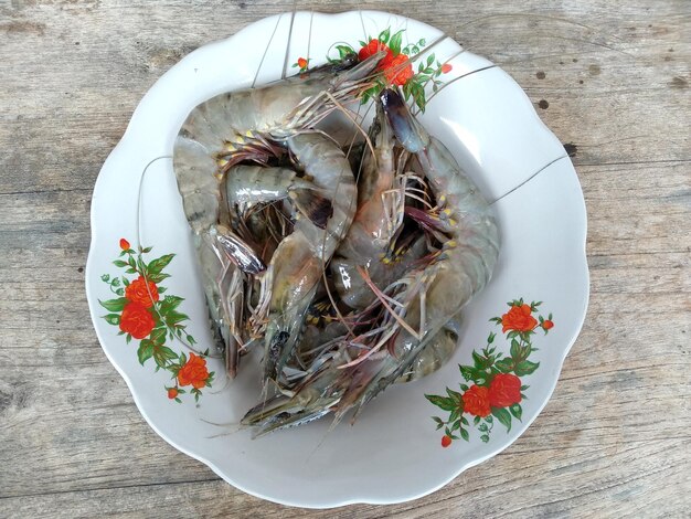 Verse garnalen op een bord Indonesisch culinair eten