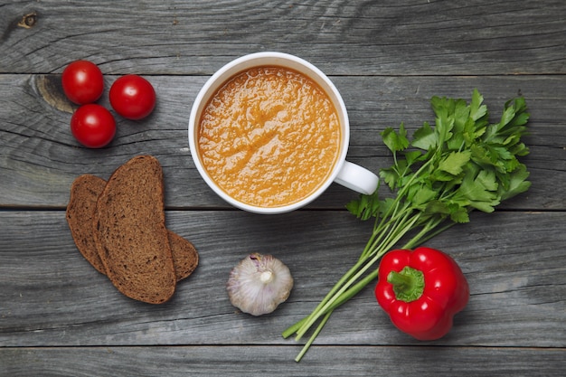 Verse gazpacho in een kom op houten tafel