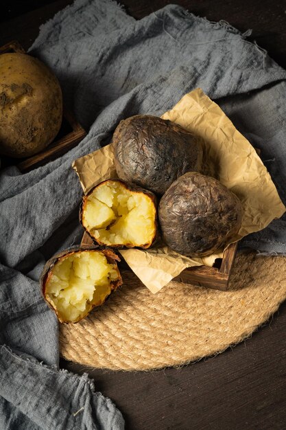 Verse gebakken aardappelen op een donkere achtergrond