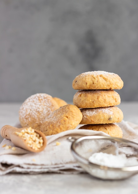 Verse gebakken boterkoekjes met pinda die met poedersuiker wordt bestrooid