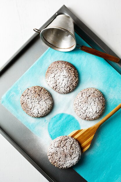 Verse gebakken chocoladekoekjes in suikerpoeder