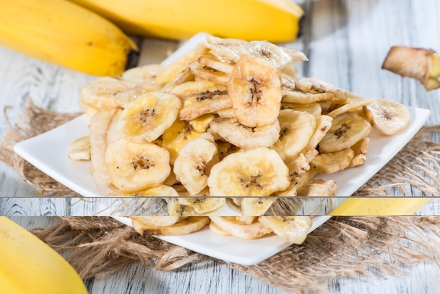 Foto verse gedroogde bananenchips