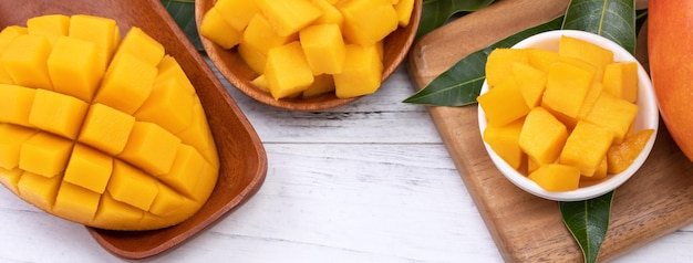 Verse gehakte mango op een dienblad en een heldere rustieke houten achtergrond tropisch zomerfruit ontwerpconcept close-up macro-kopie ruimte