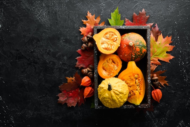 Verse gekleurde pompoenen in een houten kist Herfstgroenten plat lag In de oude achtergrond Bovenaanzicht Vrije ruimte voor uw tekst