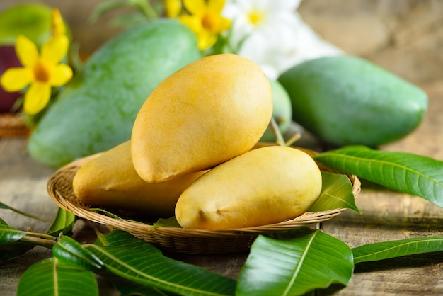 Verse gele en groene mango op houten tafel