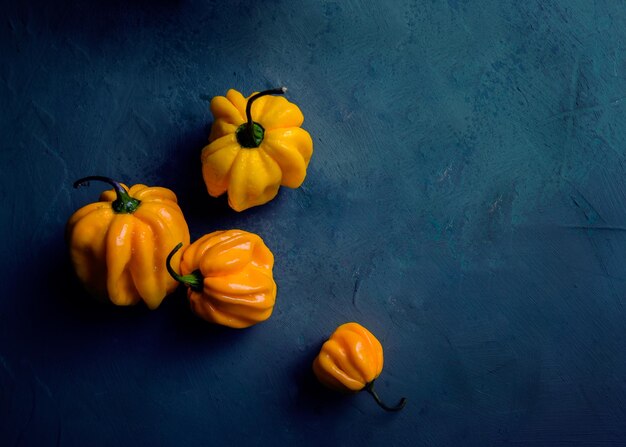 Foto verse gele paprika's op blauwe achtergrond