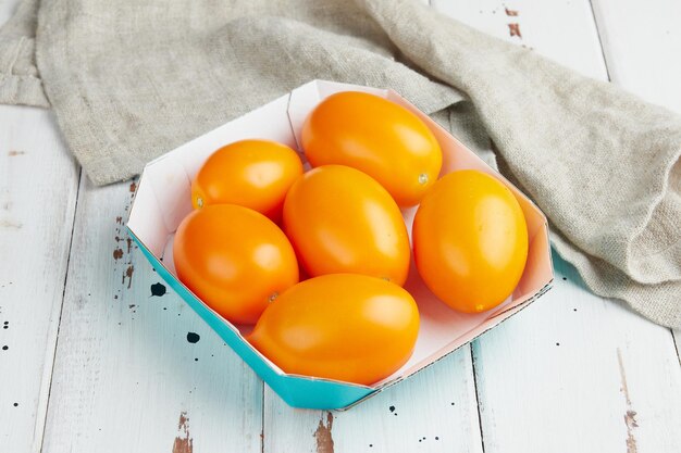 Verse gele tomatenclose-up van verse rijpe tomaten op houten background