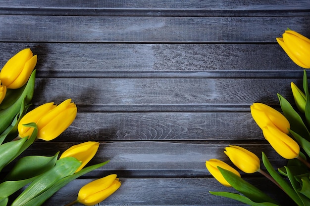Verse gele tulpen boeket over houten tafel achtergrond met kopie ruimte Hoge kwaliteit foto