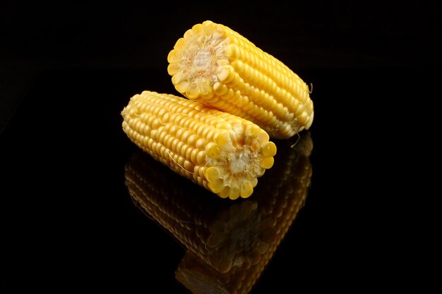verse gele zoete maïs op zwarte achtergrond kopieerruimte