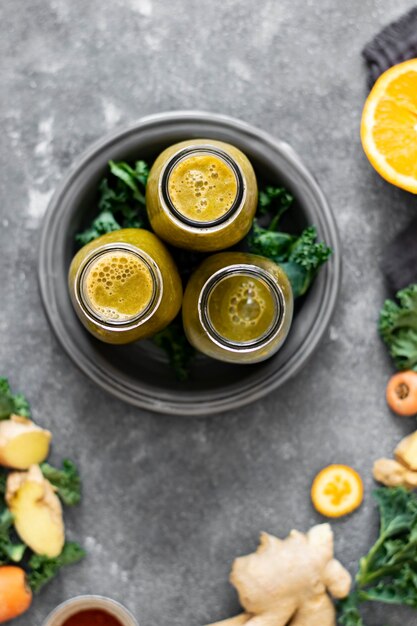 Verse gemberwortel en boerenkool smoothie foodfotografie