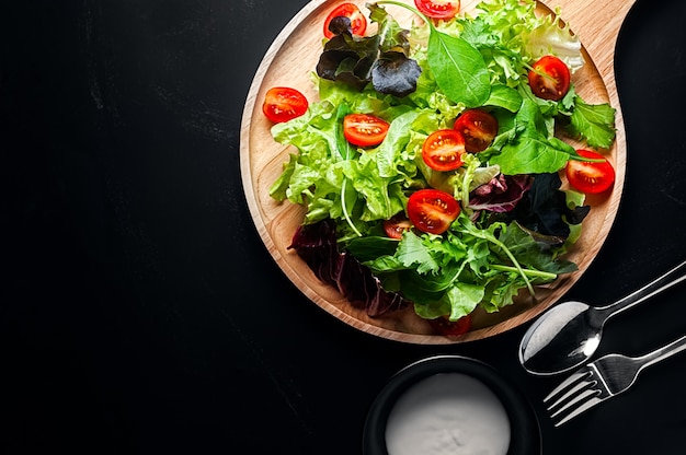 Verse gemengde groentesalade op een houten plaat