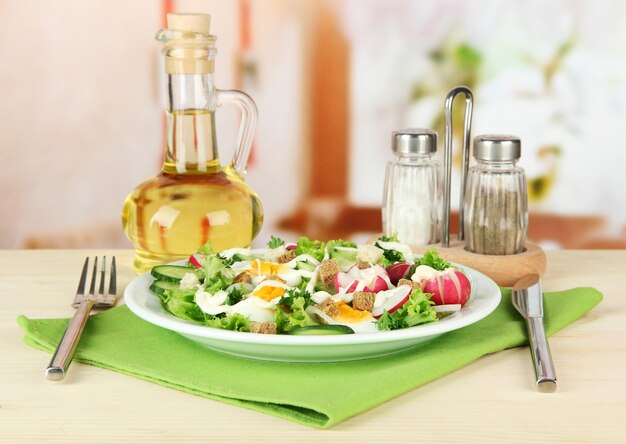 Verse gemengde salade met de bladeren van de eierensalade en andere groenten op lichte achtergrond