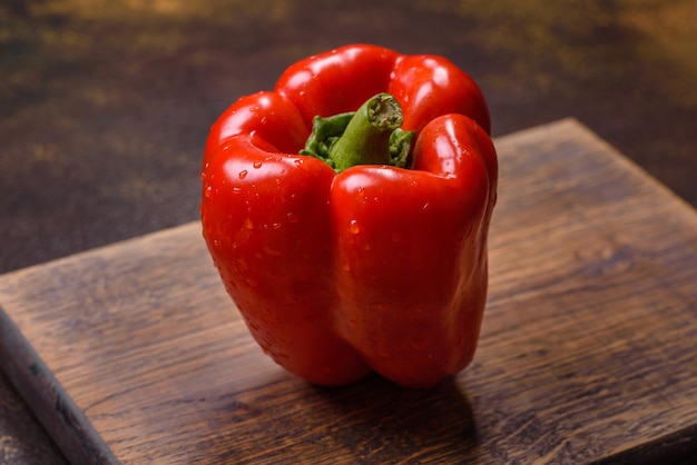 Verse gescheurde rode paprika van de herfstoogst