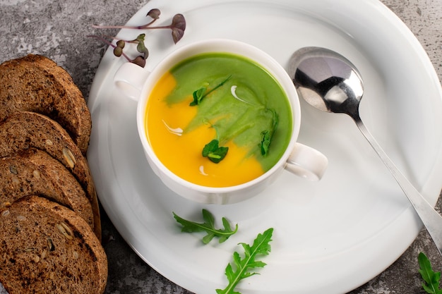 Verse gezonde groene spinazieroomsoep Veganistische keuken