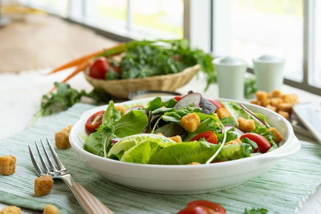 Verse gezonde plantaardige caesar salade op plaat met saus.