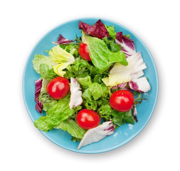Verse gezonde salade met tomaten Gezond eten geïsoleerd op witte achtergrond Top view plat liggen