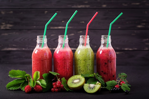 Verse gezonde smoothies van verschillende bessen op een donkere achtergrond. Dieet-menu.