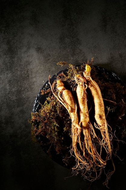 Foto verse ginseng op een bord