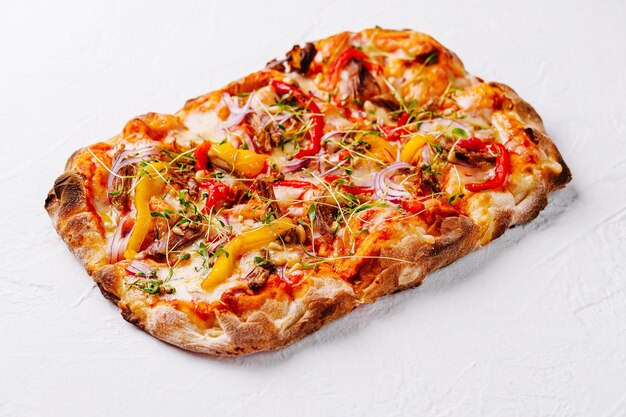 Foto verse gourmet groentepizza op witte achtergrond