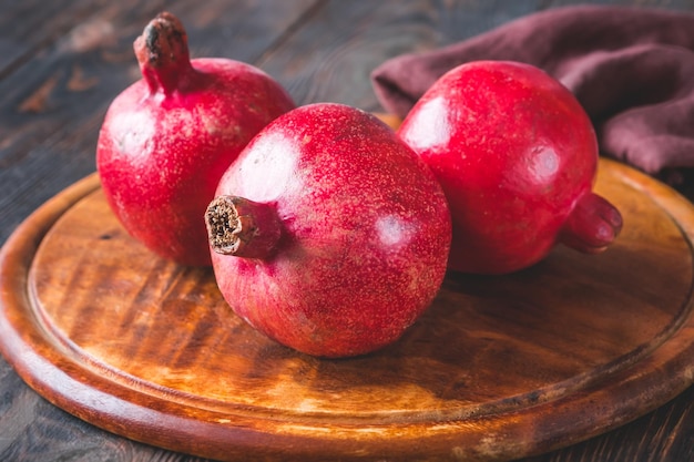 Verse granaatappels op de houten tafel