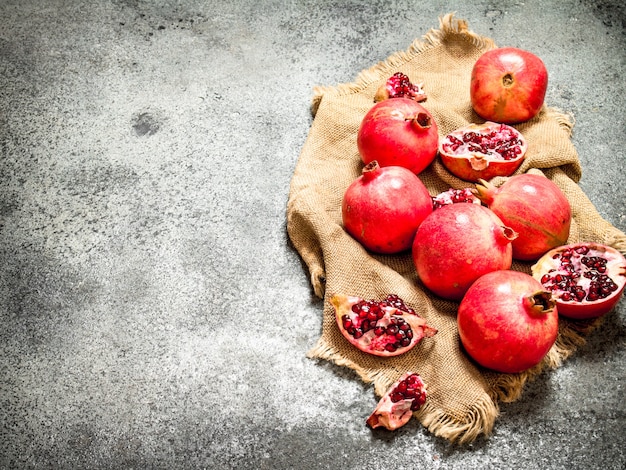 Foto verse granaatappels op een oude zak