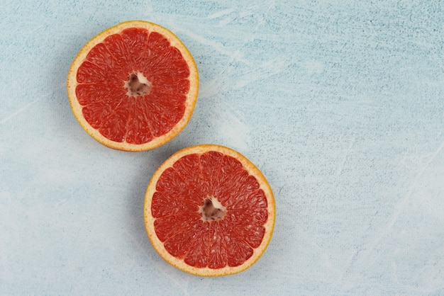Verse grapefruit in helften