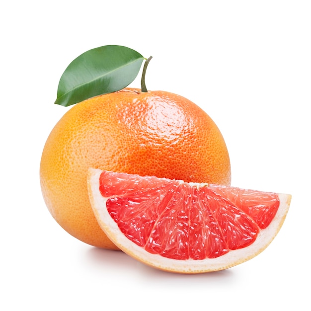 Verse grapefruit met bladeren geïsoleerd op wit