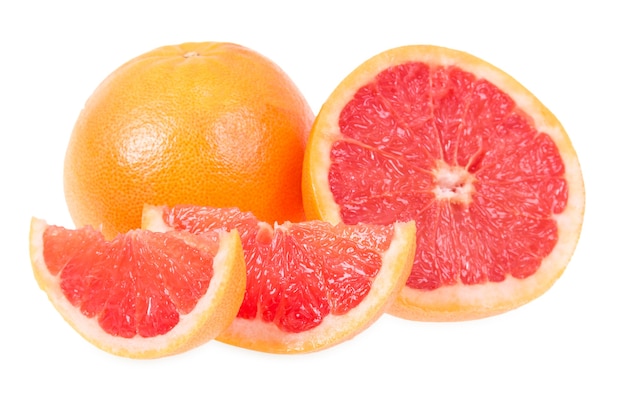 Verse grapefruits ligt op een witte achtergrond