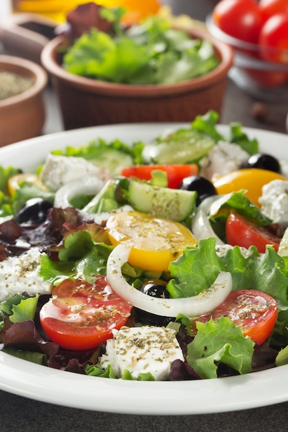 Verse Griekse salade in plaat op stenen tafel