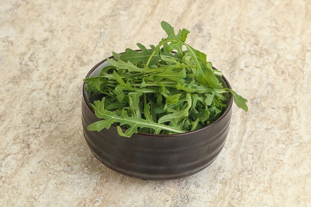 Verse groene arugula in de kom