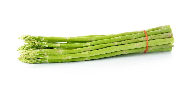 Verse groene asperge op wit