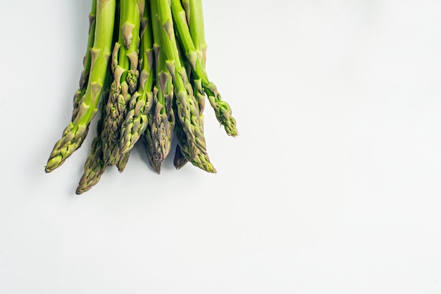 Verse groene asperges, bovenaanzicht met plaats voor tekst