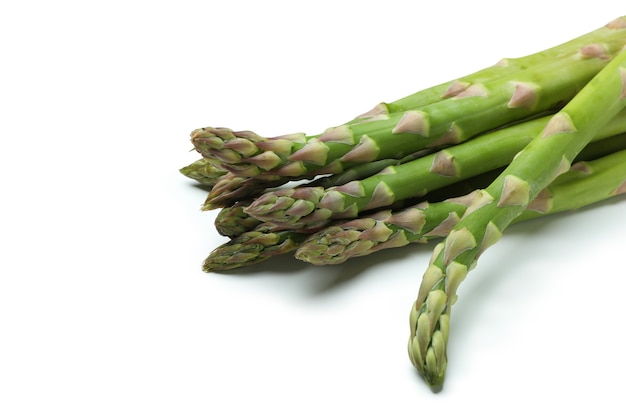 Verse groene asperges geïsoleerd op wit