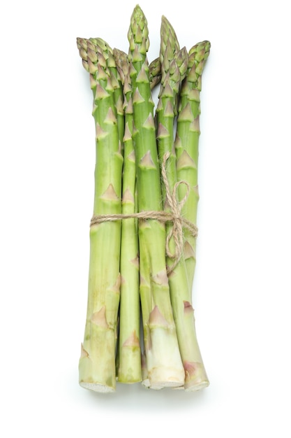 Verse groene asperges geïsoleerd op wit