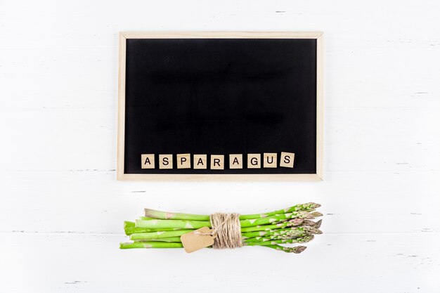 Foto verse groene asperges met zwarte schoolbord frame achtergrond