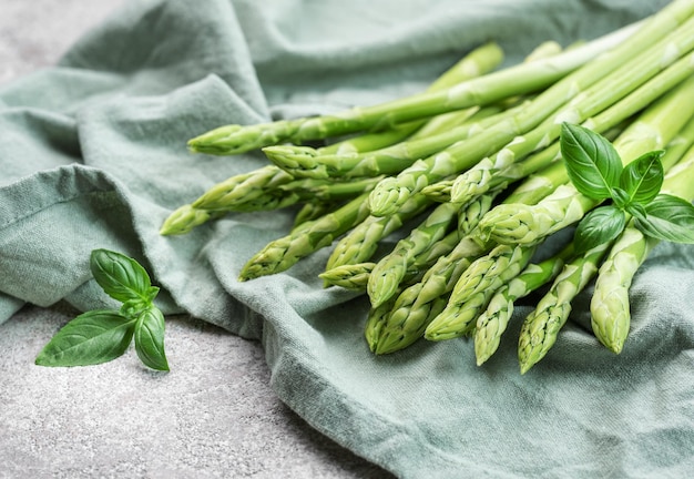 Verse groene asperges op concrete achtergrond