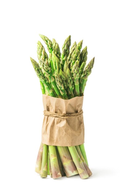 Foto verse groene asperges op een witte achtergrond