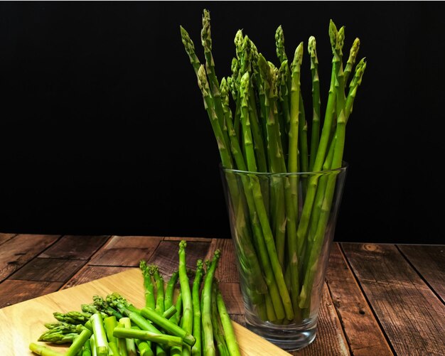 Verse groene asperges op houten tafel