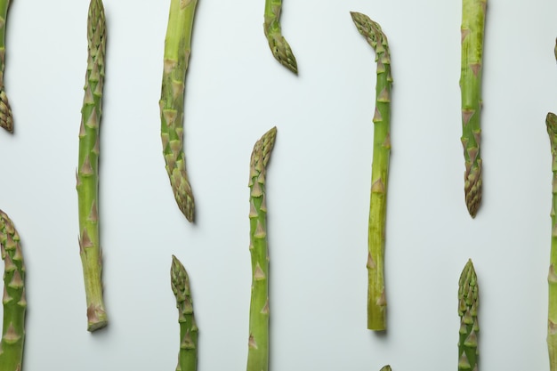 Verse groene asperges op wit, bovenaanzicht