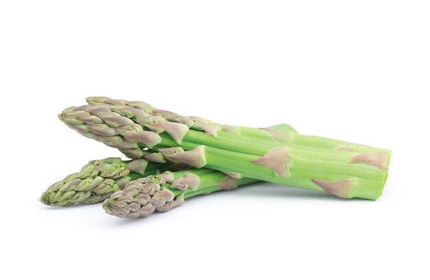 Verse groene asperges op wit