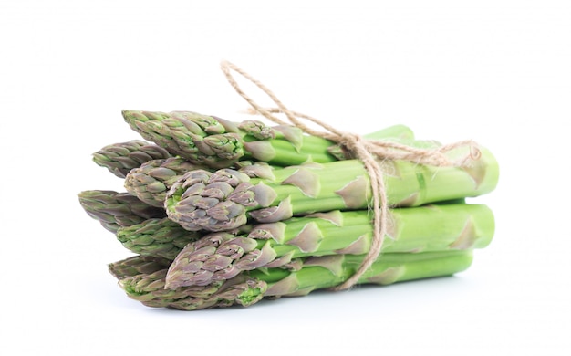 Verse groene asperges op wit