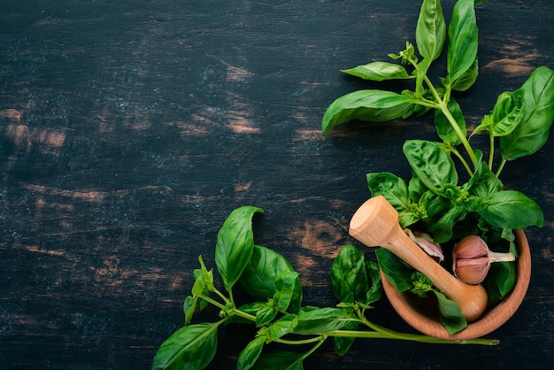 Verse groene basilicum Bovenaanzicht Op de achtergrond Vrije ruimte voor tekst