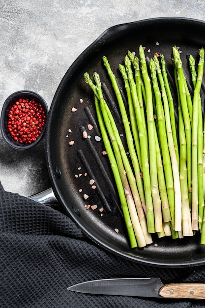 Verse groene biologische asperges in een pan