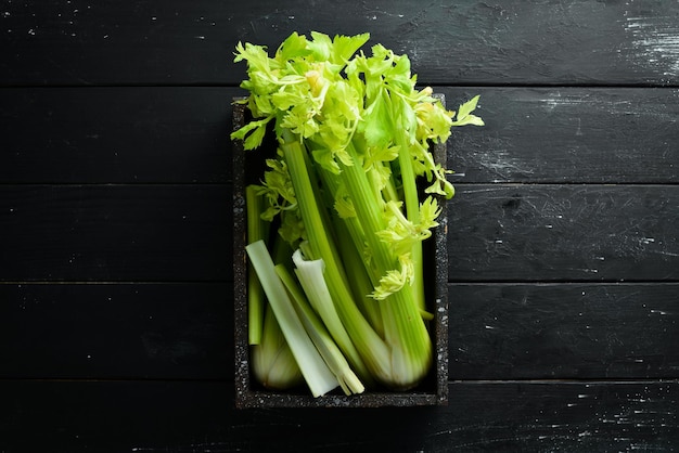 Verse groene bleekselderij in een houten kist Gezonde voeding Bovenaanzicht Vrije ruimte voor uw tekst