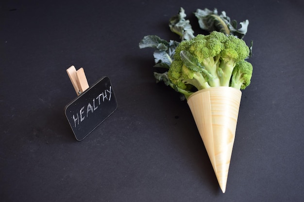 Verse groene broccoli in een houten hoorntje