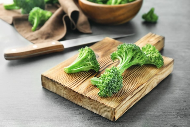 Verse groene broccoli op een houten bord