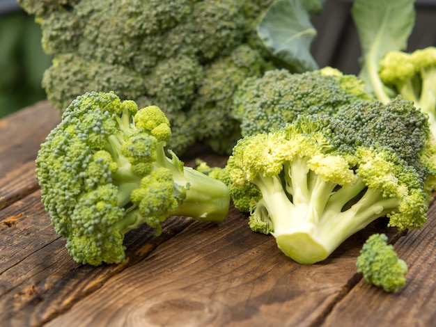 Verse groene broccoli op een houten snijplank met een mes Broccoli koolbladeren