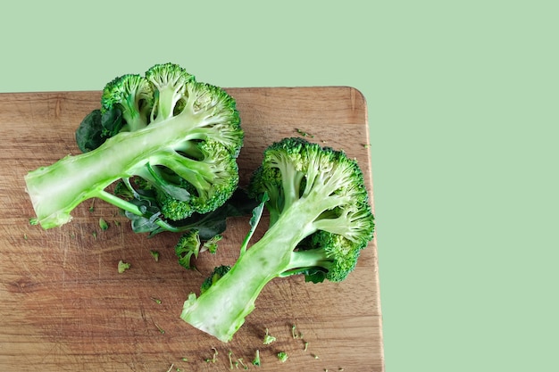 Verse groene broccoli op kleur achtergrond. Biologisch voedsel.