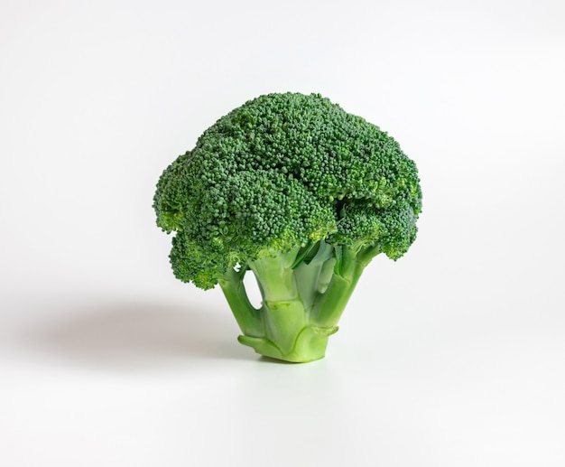 Verse groene broccoli op witte achtergrond